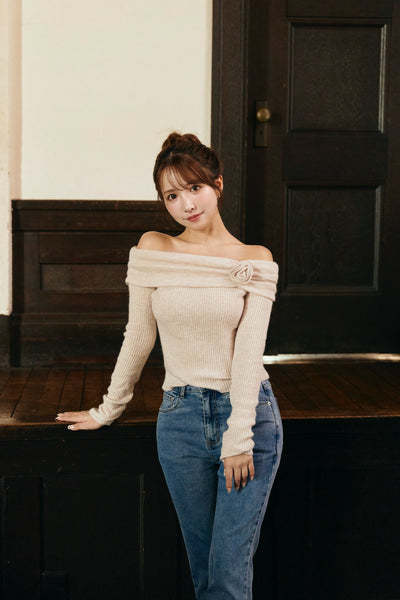 【10月上旬配送】Petal Charm Off-Shoulder Knit