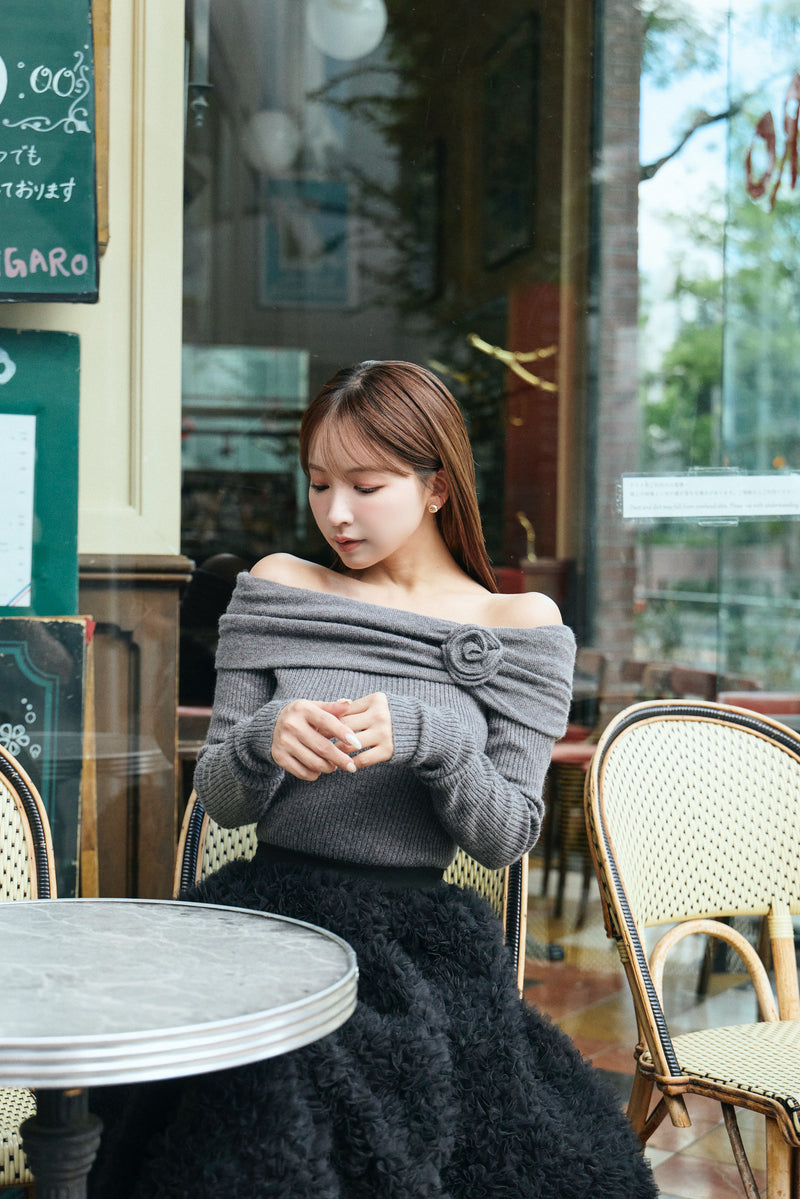 【10月上旬配送】Petal Charm Off-Shoulder Knit