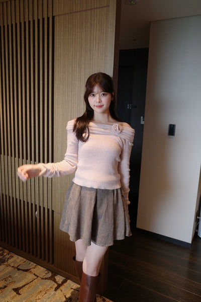 【10月上旬配送】Petal Charm Off-Shoulder Knit