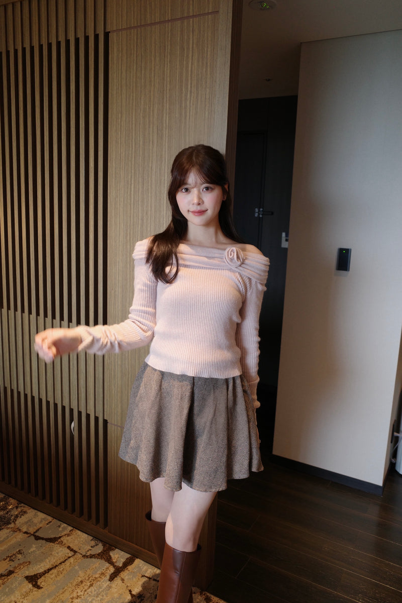 【10月上旬配送】Petal Charm Off-Shoulder Knit