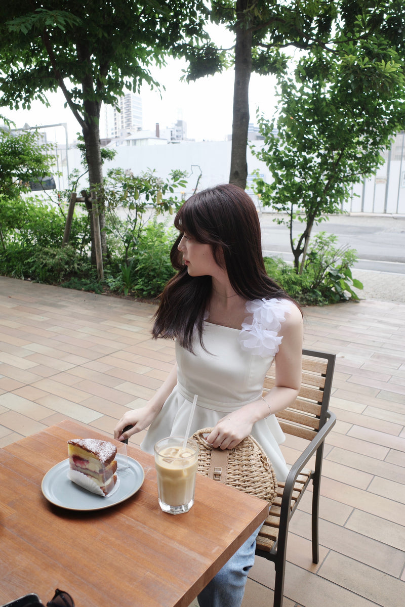 3D-Flower Strap Peplum Tunic