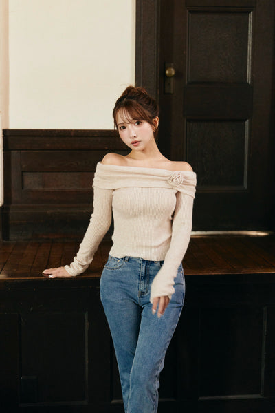【10月上旬配送】Petal Charm Off-Shoulder Knit