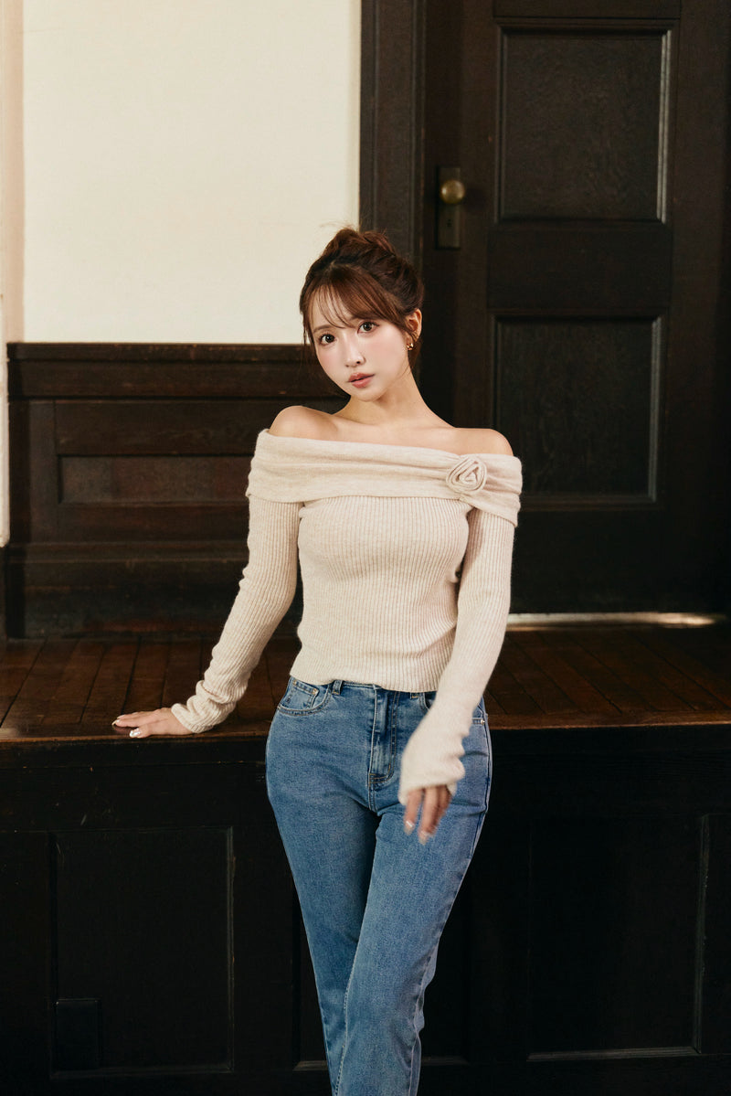 【10月上旬配送】Petal Charm Off-Shoulder Knit