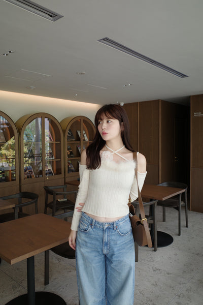 【10月上旬配送】Feather Bloom Off Shoulder Knit Top