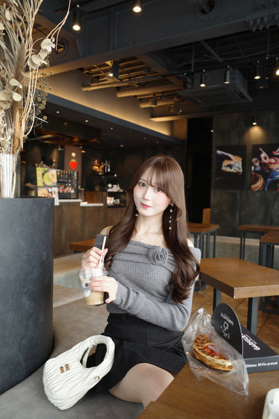 【10月上旬配送】Petal Charm Off-Shoulder Knit
