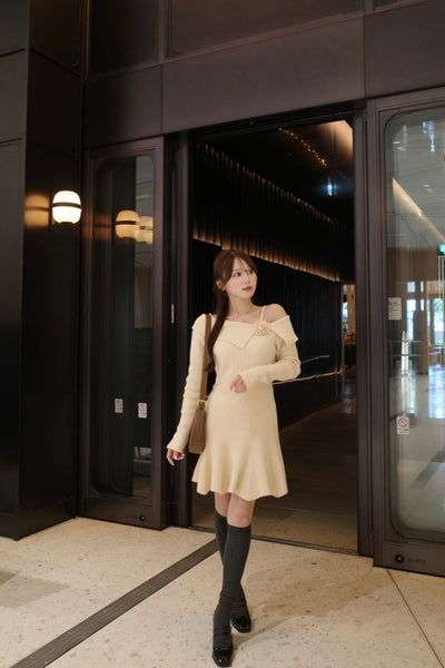 【11月下旬配送】One-Shoulder Bloom Knit Dress