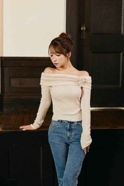 【10月上旬配送】Petal Charm Off-Shoulder Knit