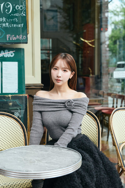 【10月上旬配送】Petal Charm Off-Shoulder Knit