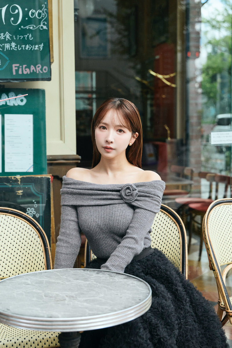【10月上旬配送】Petal Charm Off-Shoulder Knit