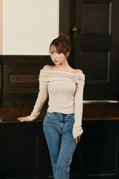 【10月上旬配送】Petal Charm Off-Shoulder Knit
