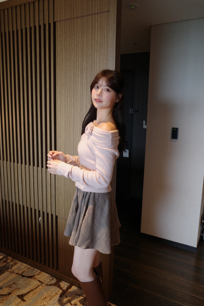 【10月上旬配送】Petal Charm Off-Shoulder Knit