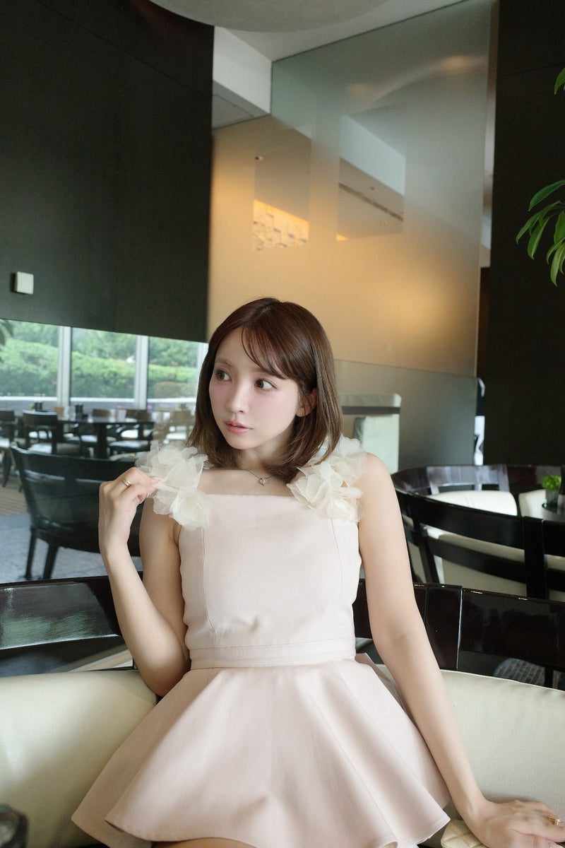 3D-Flower Strap Peplum Tunic